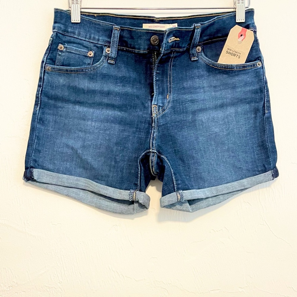 NWT! LEVI’S Dark Wash Mid Length Shorts!